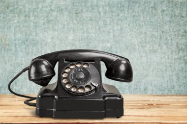 izole arka plan üzerinde siyah retro telefon