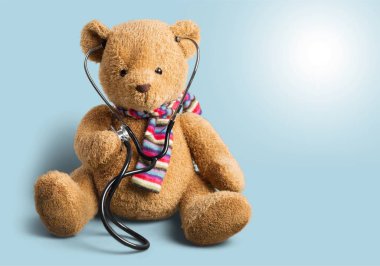 Oyuncak ayı ve stetoskop, sağlık kavramı