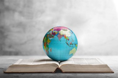 Okul kırtasiye kompozisyon. Masa ve kitap üzerinde dünya