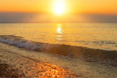 Gün batımında deniz köpük dalgası