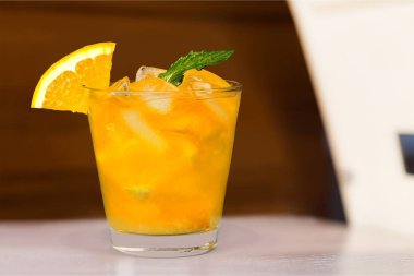 Alkol arka plan üzerinde izole kokteyl bardak