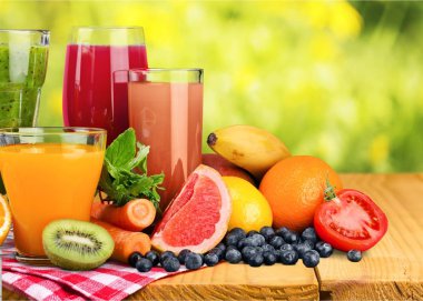 Gözlük ile çeşitli meyve ve çilek zemin üzerine taze meyve suyu