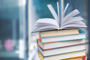 Arka plan bulanık üzerinde kitap yığını