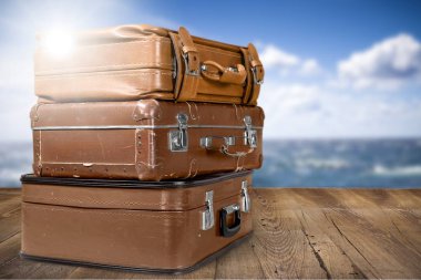 Eski bavulları yığını. Seyahat kavramı 