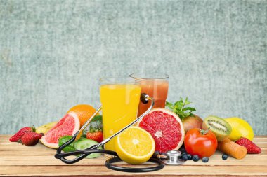 çeşitli taze olgun meyveler, çilek ve meyve suları ile stetoskop