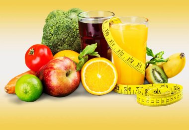 Gözlük ile çeşitli meyve ve çilek zemin üzerine taze meyve suyu