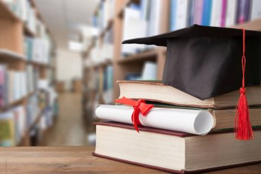 Mezuniyet şapka ve kitap yığını