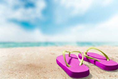 Flip flop kumlu plaj zemin üzerine çifti