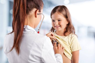 genç kadın doktor küçük kızla 