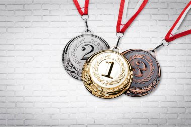 Zemin üzerine altın, gümüş ve bronz madalya