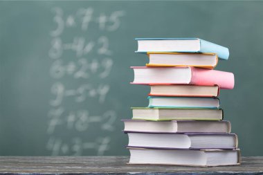 Arka plan bulanık üzerinde okul için kitap yığını