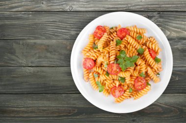 İtalyan makarna domates ve fesleğen plaka üzerinde