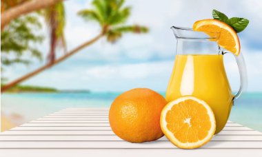 Close-up sürahi masada lezzetli taze portakal suyu