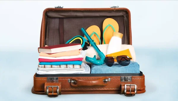 服とレトロなスーツケース 旅行や休暇 — ストック写真
