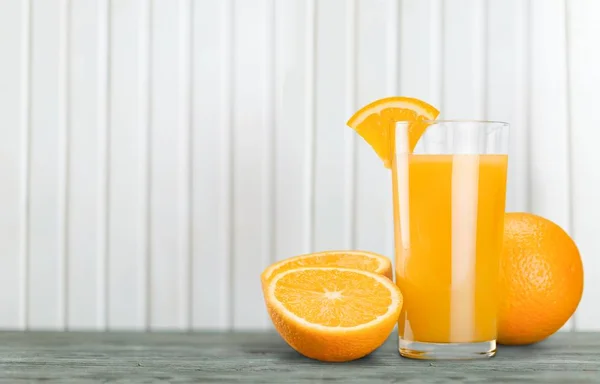 Nahaufnahme Von Frischem Leckeren Orangensaft Glas Auf Dem Tisch — Stockfoto