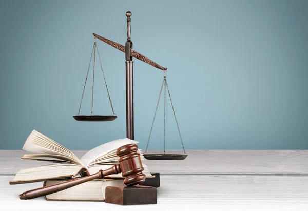 Gesetzeskonzept Gesetzesgabel Und Waage Auf Holztisch — Stockfoto