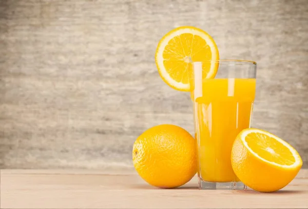 ガラス テーブルの上で新鮮なおいしいオレンジ ジュースのクローズ アップ — ストック写真