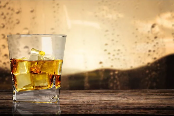Glas Whiskey Und Eis Auf Holztisch — Stockfoto