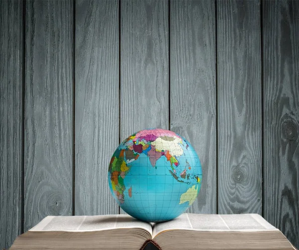 Okul Kırtasiye Kompozisyon Masa Kitap Üzerinde Dünya — Stok fotoğraf