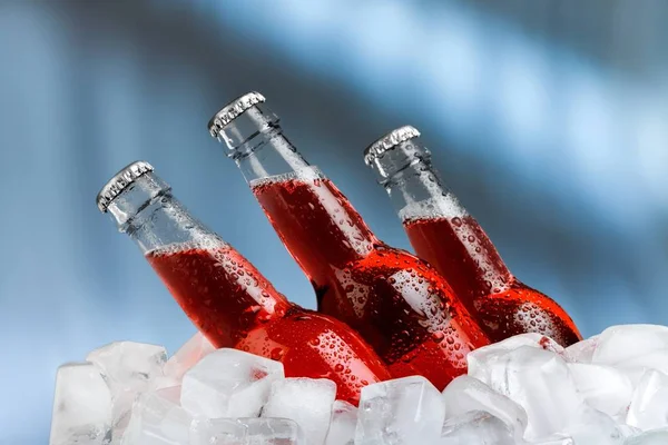 Botellas Cerveza Con Hielo Sobre Fondo Borroso —  Fotos de Stock