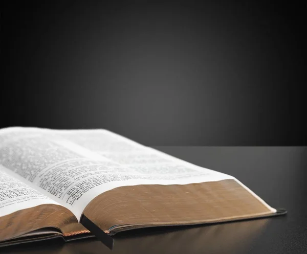 Книга Святої Біблії Релігійна Концепція — стокове фото