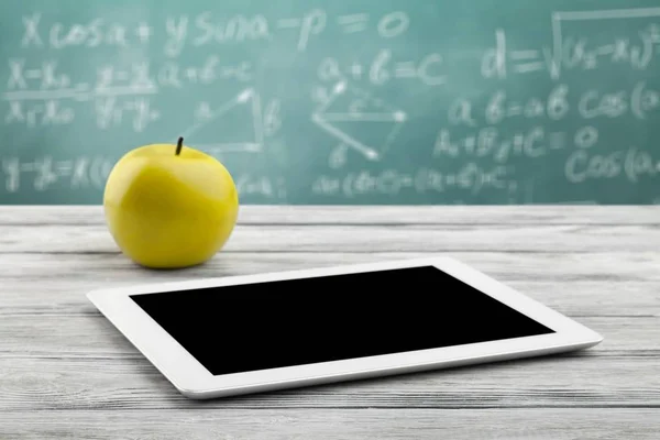 テーブルの上に熟したリンゴとデジタルタブレット — ストック写真