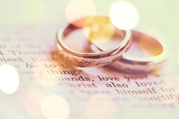 黄金の結婚指輪のクローズ アップ ビュー — ストック写真