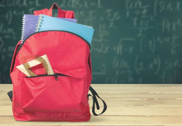 Mochila Escolar Roja Sobre Mesa Madera — Foto de Stock