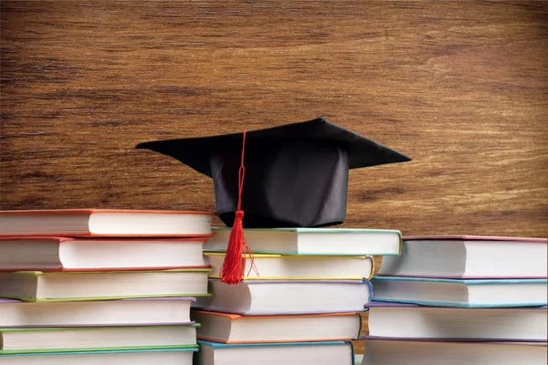 Chapéu Graduação Pilha Livros — Fotografia de Stock