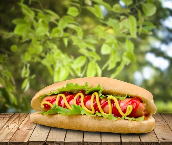 Lezzetli Hot Dog Ahşap Masa Fast Food — Stok fotoğraf