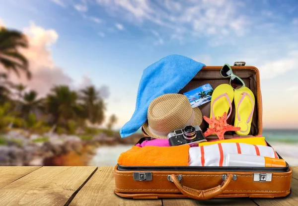 Retro Koffer Mit Kleidung Reise Und Urlaub — Stockfoto