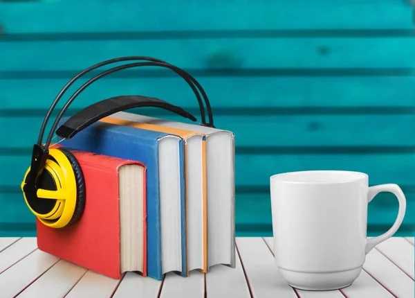 本とヘッドフォンのスタック 教育とオーディオブックの背景 — ストック写真