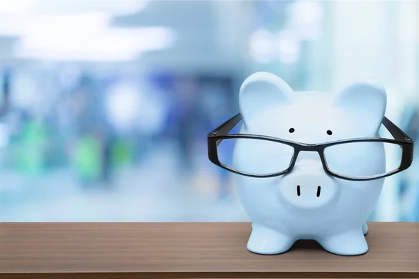 Piggy Banco Vestindo Óculos Conceito Poupança — Fotografia de Stock