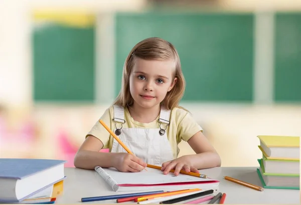 Sınıfta Okuyan Sevimli Küçük Kız — Stok fotoğraf