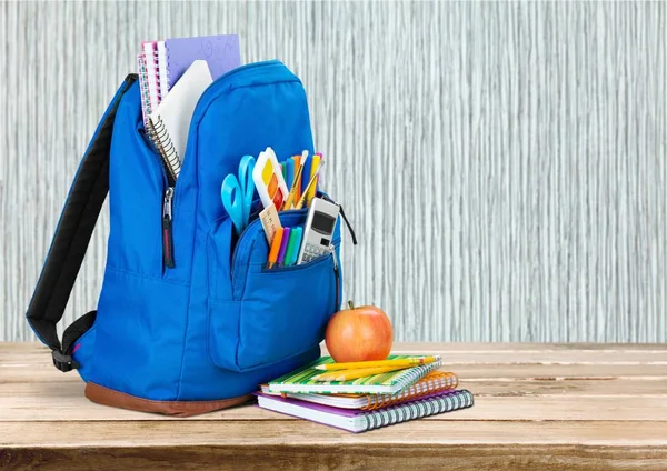 Schulrucksack Mit Schreibwaren Auf Holztisch — Stockfoto