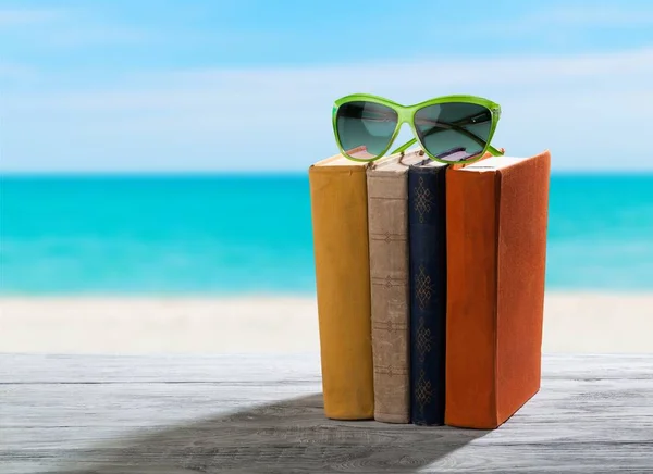 Bücher Und Sonnenbrillen Strand Hintergrund — Stockfoto