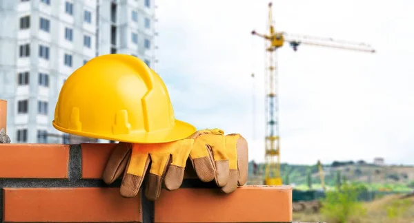 Capacete Amarelo Com Equipamento Fundo Construção — Fotografia de Stock