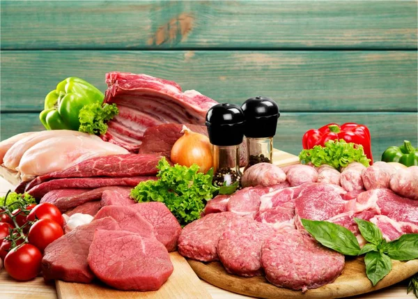 Fette Carne Cruda Sullo Sfondo Della Tavola — Foto Stock