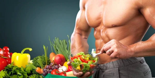 Musclé Homme Tenant Assiette Avec Salade Nourriture Pour Bodybuilder — Photo