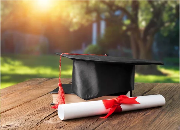 Sombrero Graduación Libro Diploma Mesa Madera — Foto de Stock