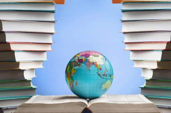 Школьные Канцелярские Принадлежности Глобус Столе Книги — стоковое фото
