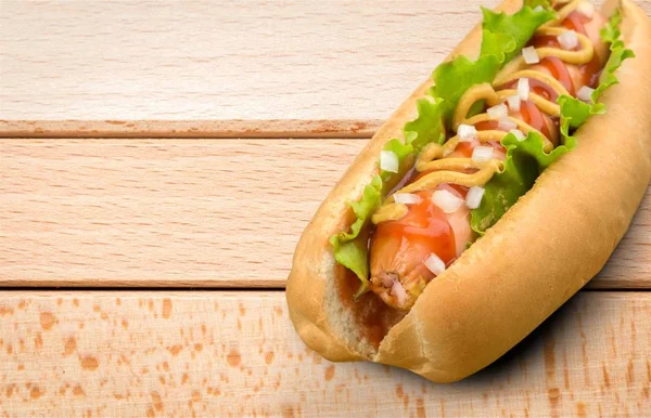Λαχταριστό Hot Dog Στο Ξύλινο Τραπέζι Φαστ Φουντ — Φωτογραφία Αρχείου