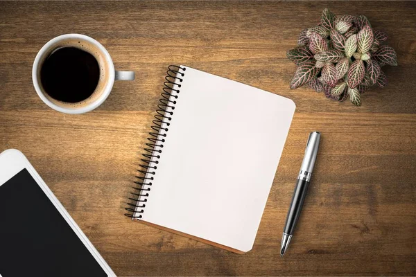 Smartphone con portátil y taza de café — Foto de Stock