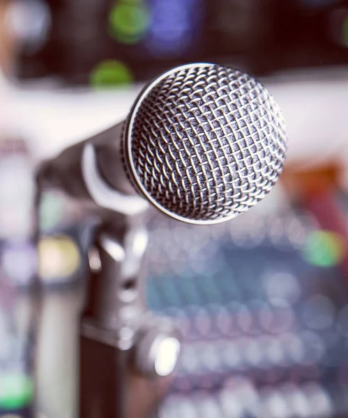 Černý Moderní Mikrofon Rozostřeného Pozadí — Stock fotografie