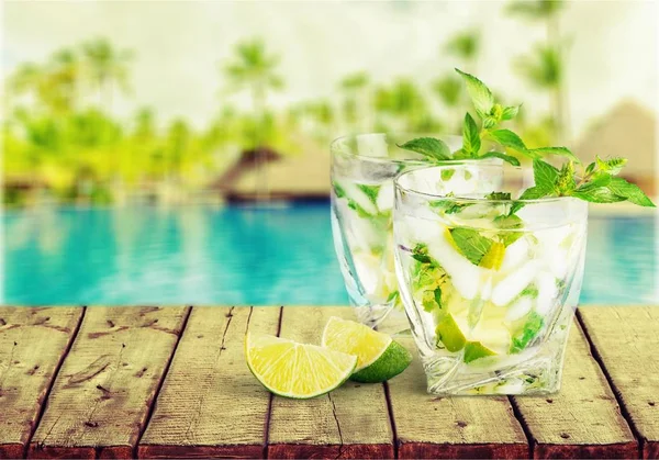 Fräsch Mojito Drinkar Träbord — Stockfoto