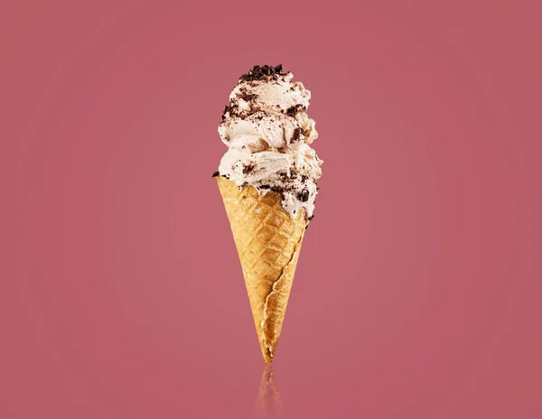 ワッフル コーンにチョコレート アイス クリーム — ストック写真