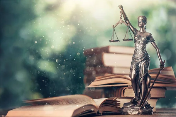 Gros Plan Une Sculpture Themis Livres Symbole Justice — Photo