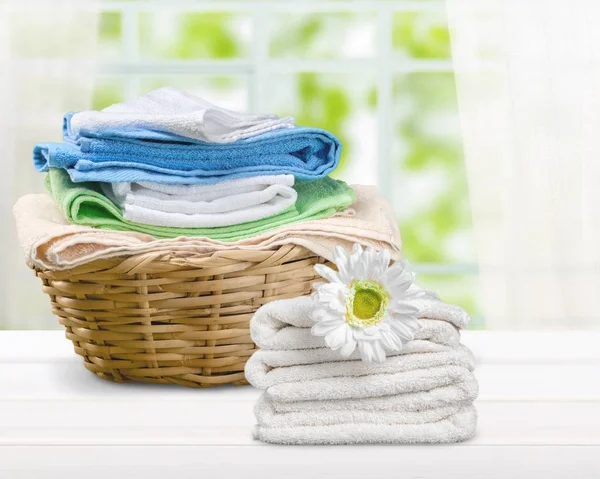 Stapel Flauschiger Handtücher Auf Holztisch — Stockfoto