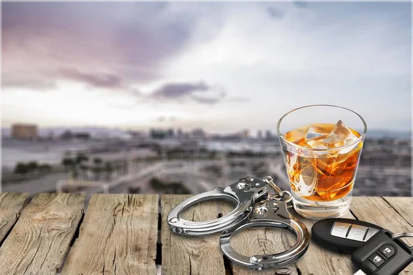 Whiskey Met Autosleutels Handboeien — Stockfoto