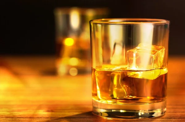 Glas Whisky Ijs Houten Tafel — Stockfoto